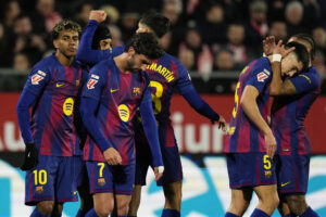 Los jugadores del del FC Barcelona celebran el gol de Pau Cubarsí (2d), durante el partido de la jornada 24 de LaLiga de fútbol que Girona FC y FC Barcelona disputan este lunes en el estadio de Moltilivi. EFE/Siu Wu