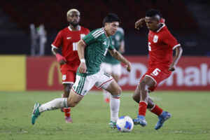 Obed Vargas, con el balón, trata de regatear al panameño Héctor Hurtado (d), durante el partido amistoso entre M´´exico y Panamá, disputado el 23 de enero en el estadio Rommel Fernández Gutiérrez en Ciudad de Panamá (Panamá). EFE/ Bienvenido Velasco