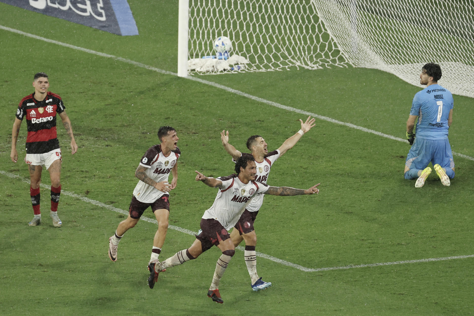 Jugadores de Lanús celebran este jueves el tercer gol para el triunfo por 2-3 frente al Flamengo en el Maracaná, resultado con el que ganaron la Recopa Sudamericana. EFE/ Antonio Lacerda