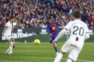El delantero del Barcelona Lamine Yamal durante el partido de LaLiga de fútbol entre el Barcelona y el Mallorca, en el Camp Nou. EFE/ Quique García