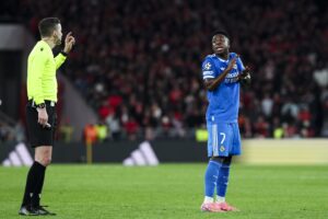 El jugador brasileño del Real Madrid Vinicius Junior dialoga con el arbitro durante el partido de fútbol de la Liga de Campeones entre el Benfica y el Real Madrid en el que presuntamente recibió insultos racistas proferidos por parte del argentino Gianluca Prestianni. EFE/JOSE SENA GOULAO
//////////
Lisbon (Portugal), 17/02/2026.- Real Madrid's Vinicius Junior dennounces racism in the stands to the referee during the UEFA Champions League soccer match between Benfica and Real Madrid, in Lisbon, Portugal, 17 February 2026. (Liga de Campeones, Lisboa) EFE/EPA/JOSE SENA GOULAO