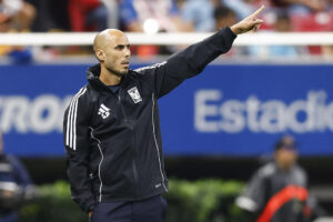 El entrenador de Tigres, Guido Pizarro, reacciona durante un partido en el estadio Akron, en Guadalajara (México). EFE/ Francisco Guasco
