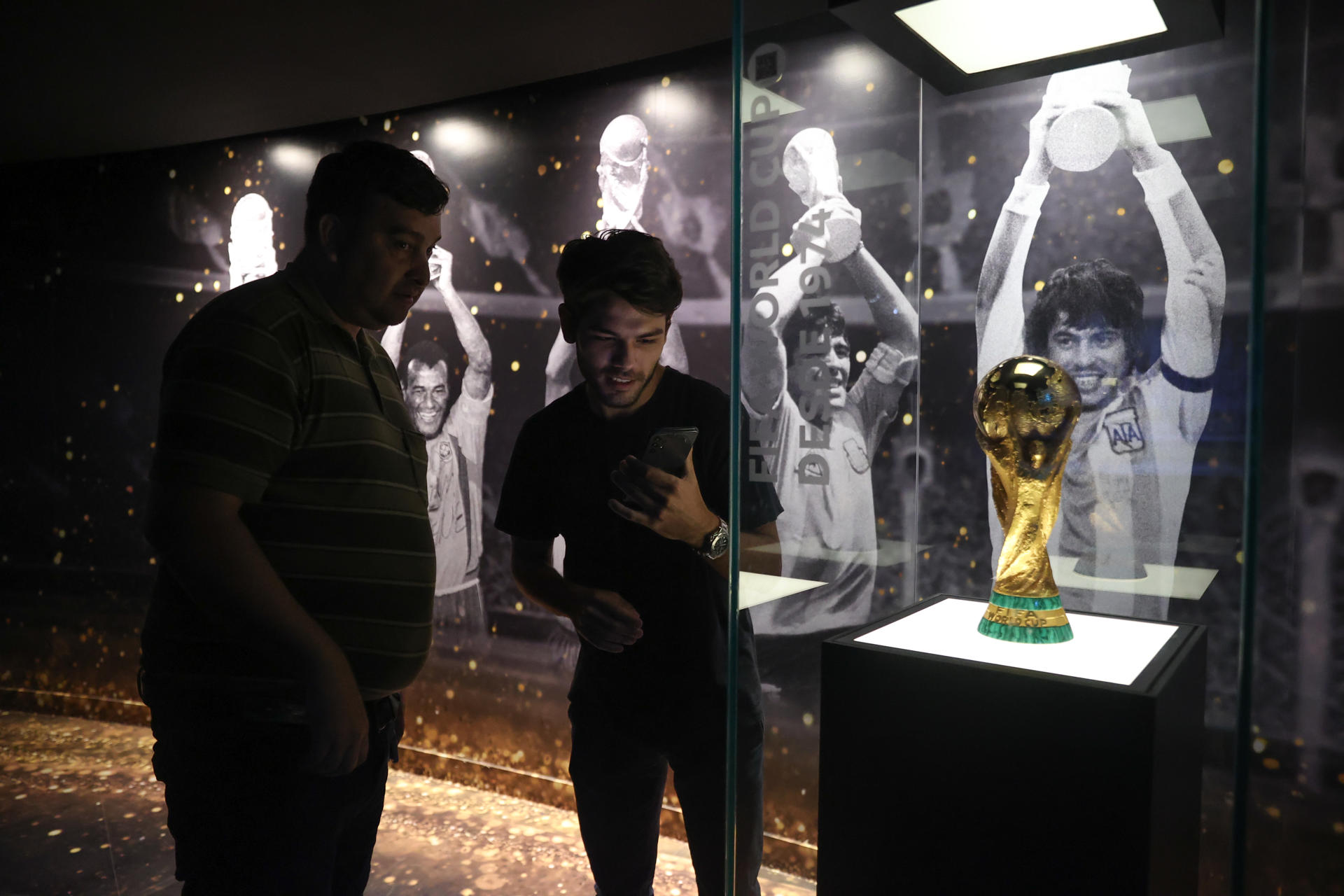 Personas observan una réplica de la Copa Mundo de la FIFA este viernes en el Museo Conmebol en Luque (Paraguay). EFE/ Juan Pablo Pino
