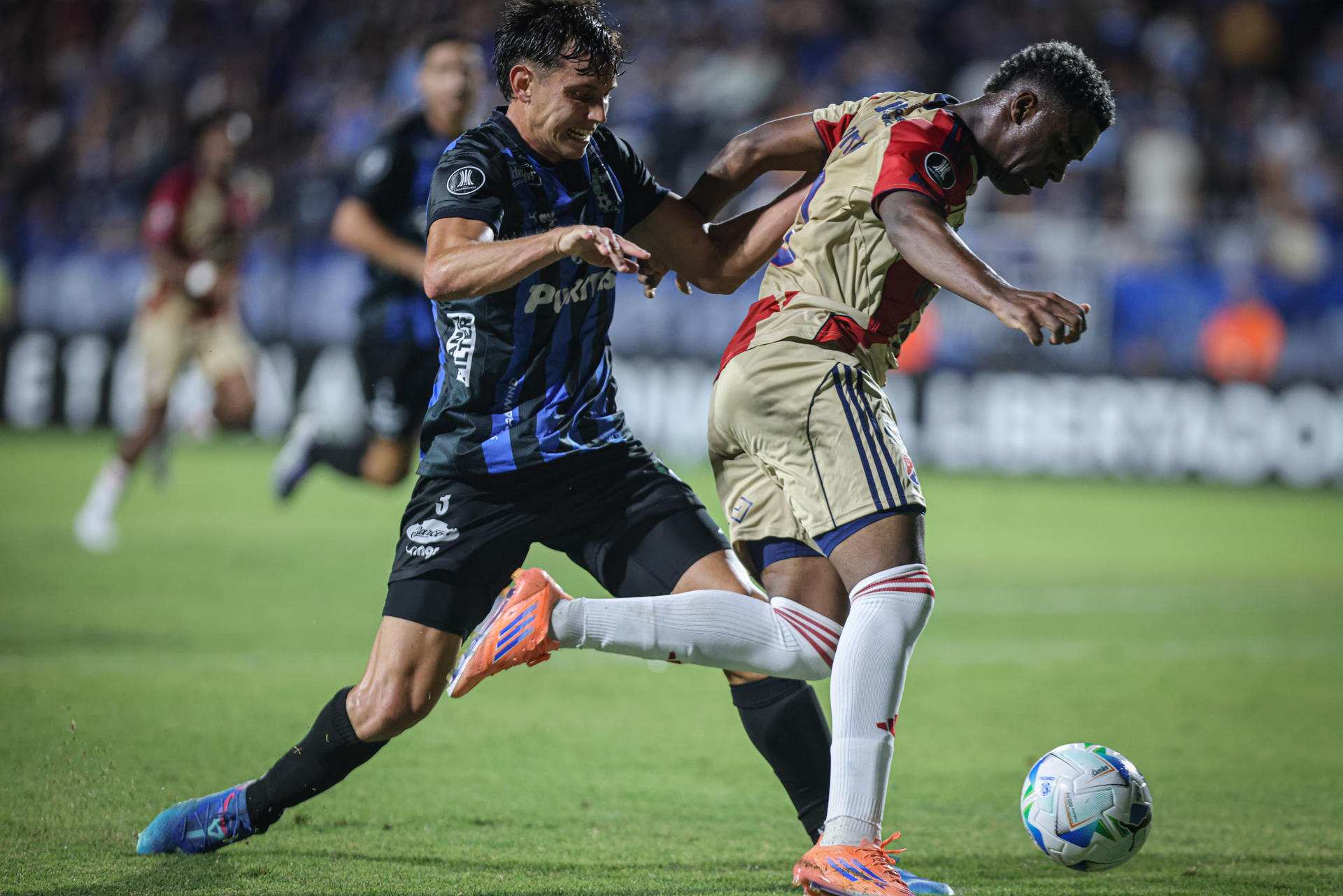 Santiago Strasorier (i), de Liverpool, disputa un balón con John Montaño, de Independiente Medellín, en un partido de la Copa Libertadores entre Liverpool e Independiente Medellín en el estadio Alfredo Víctor Viera de Montevideo (Uruguay). EFE/Gastón Britos
