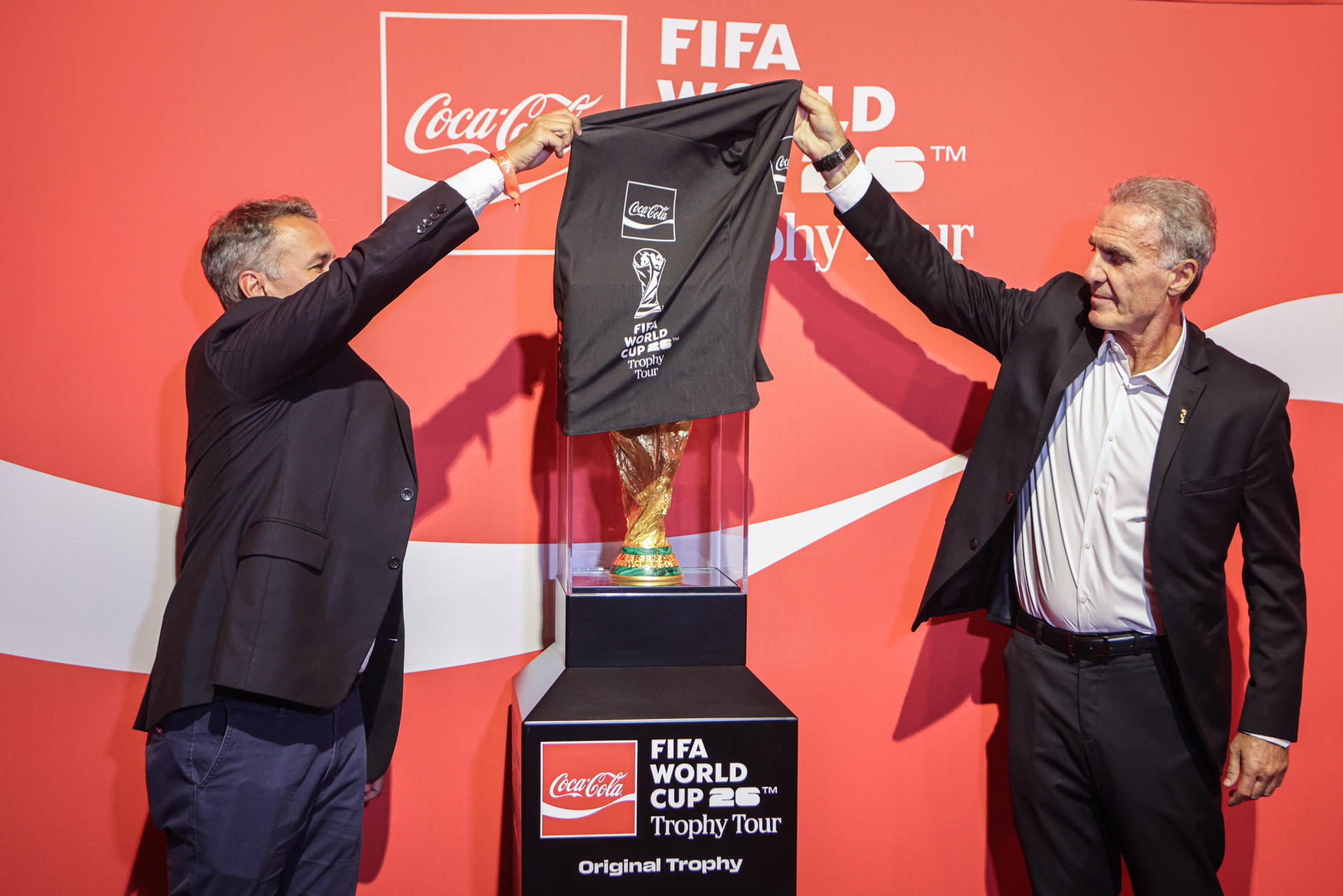 El argentino Oscar Ruggeri (d), campeón en 1986, desvela el trofeo de la Copa del Mundo de la FIFA que se encuentra desde este domingo en Montevideo (Uruguay). EFE/ Gastón Britos