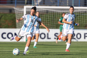 Julia Vinhas (i), de Argentina, controla el balón en un partido del Sudamericano Femenino Sub-20 ante Bolivia en el estadio Emiliano Ghezzi, en Asunción (Paraguay). EFE/Juan Pablo Pino