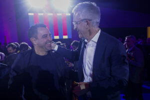 Fotografía de archivo en la que el empresario Víctor Font (d) saluda al exentrenador del FC Barcelona Xavi Hernández (i) durante la presentación de su candidatura. EFE/ Quique García