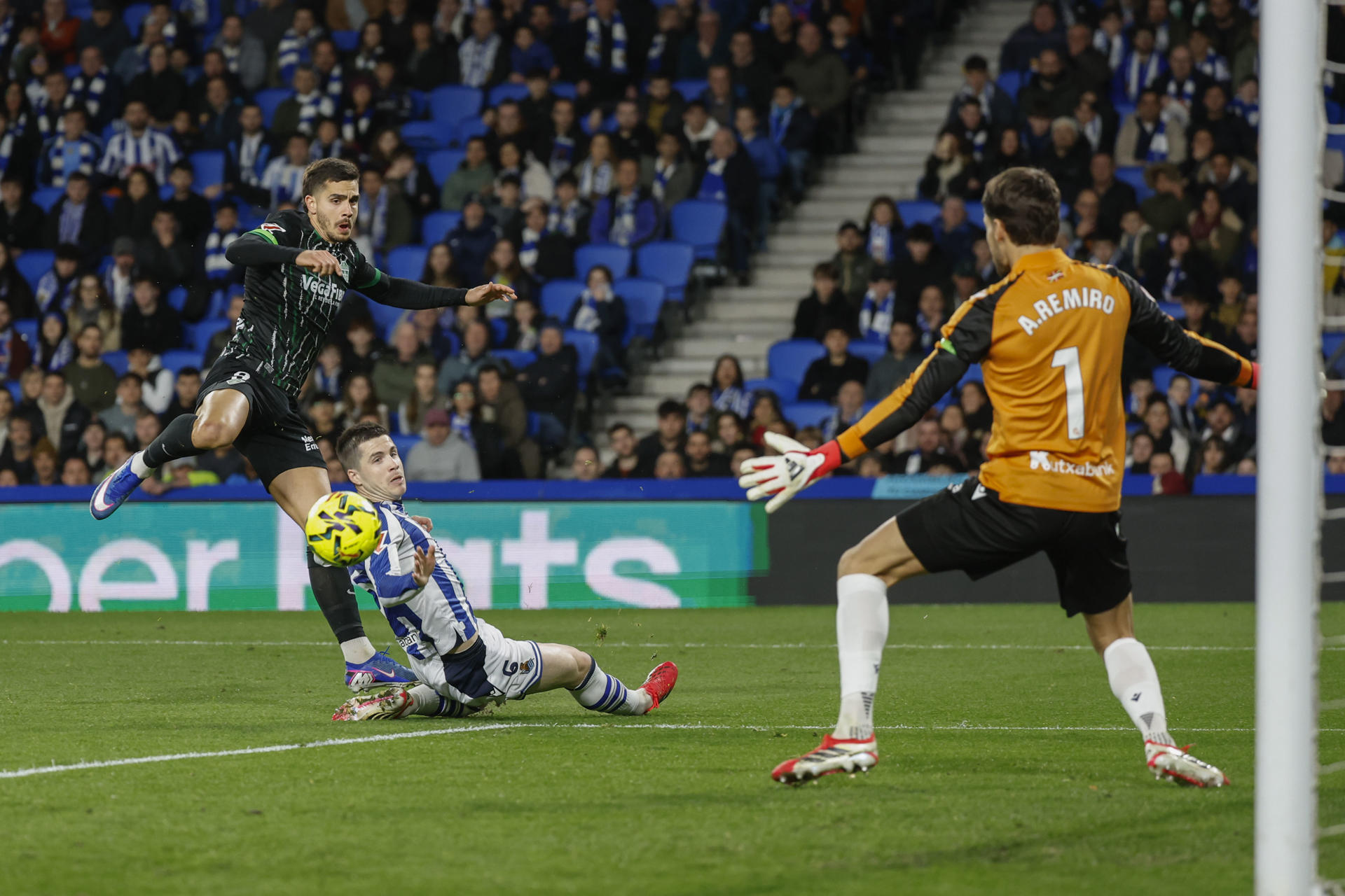 El delantero portugués del Elche André Silva (i) marca el primer gol de su equipo durante el partido de LaLiga entre la Real Sociedad y el Elche, en el estadio de Anoeta. EFE/ Javier Etxezarreta 