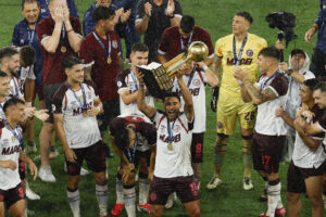 Jugadores de Lanús celebran este jueves al ganar la Recopa Sudamericana ante Flamengo en el estadio Maracaná, en Rio de Janeiro (Brasil). EFE/ Antonio Lacerda