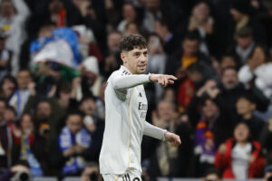 El centrocampista del Real Madrid Federico Valverde celebra su gol, tercero del equipo blanco, durante el partido de la jornada 24 de LaLiga entre el Real Madrid y la Real Sociedad, este sábado en el estadio Santiago Bernabéu. EFE/Sergio Pérez