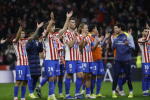 Los jugadores del Atlético de Madrid celebran la victoria por 4-0 al final del partido de ida de la semifinales de la Copa del Rey que Atlético de Madrid y FC Barcelona disputaron en el estadio Metropolitano, en Madrid. EFE/Juanjo Martín