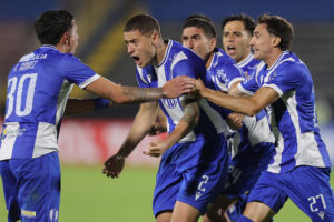 Patricio Ezequiel Pernicone (c), de Juventud, celebra un gol en un partido de vuelta por la primera fase de la Copa Libertadores entre U. Católica y Juventud en el estadio Olímpico en Quito (Ecuador). EFE/ José Jacome