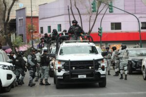 Integrantes de la Guardia Nacional resguardan la zona donde trasladaron el cuerpo de Nemesio Rubén Oseguera Cervantes, alias 'El Mencho', líder del Cártel Jalisco Nueva Generación (CJNG) abatido en Ciudad de México (México). EFE/ Mario Guzmán