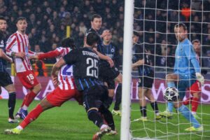 El jugador del Atlético Ademola Lookman (C-I) durante el partido de la fase de acceso a octavos entre el Brujas y el Atlético de Madrid en Brujas, Bélgica. EFE/EPA/OLIVIER MATTHYS