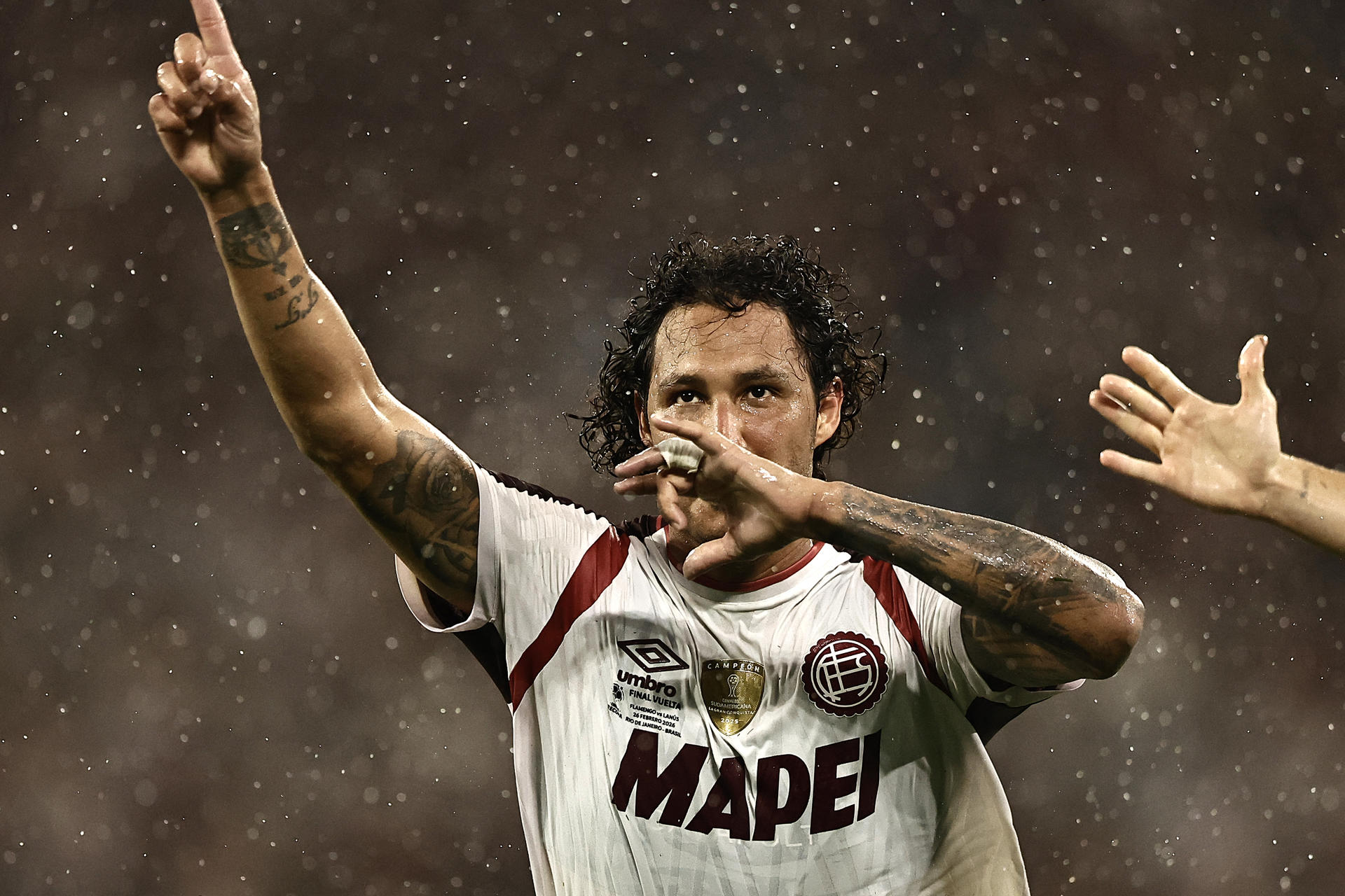 José Canale, de Lanús, celebra un gol este jueves en el partido de vuelta de la Recopa Sudamericana frente a Flamengo en Rio de Janeiro (Brasil). EFE/ Andre Coelho