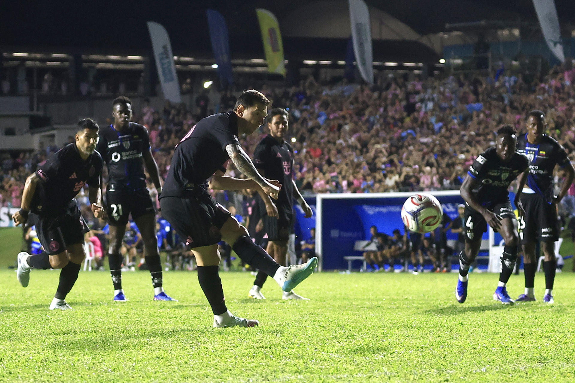 Lionel Messi, del Inter Miami, patea el penalti con el que el Inter Miami ganó por 2-1 al Independiente del Valle ecuatoriano un partido amistoso jugado en Bayamón, Puerto Rico. EFE/ Thais Llorca

