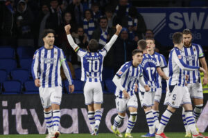 El delantero de la Real Sociedad Mikel Oyarzabal (2i) celebra el segundo gol de su equipo durante el partido de LaLiga entre la Real Sociedad y el Elche, este sábado en el estadio de Anoeta. EFE/ Javier Etxezarreta