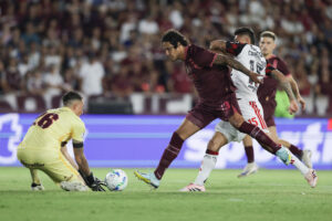 Nahuel Losada (i), de Lanús, ataja un balón en el partido de ida por la final de la Recopa Sudamericana entre Lanús y Flamengo en el estadio Ciudad de Lanús en Lanús (Argentina). EFE/Adán González