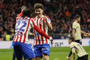 Ademola Lookman (i) y Julián Álvarez celebran un gol, durante el partido de ida de la semifinales de la Copa del Rey que Atlético de Madrid y FC Barcelona disputaron este jueves en el estadio Metropolitano, en Madrid. EFE/Mariscal