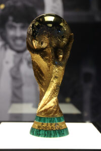 Una réplica del trofeo de la Copa Mundo de la FIFA se halla en el Museo Conmebol en Luque (Paraguay), como promoción del Mundial 2026. EFE/ Juan Pablo Pino