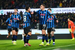 El jugador del Atalanta Nikola Krstovic celebra un gol con su compañero Giacomo Raspadori durante el partido de la Serie A que han jugado Atalanta BC y US Cremonese en el New Balance Arena en Bérgamo, Italia. EFE/EPA/MICHELE MARAVIGLIA