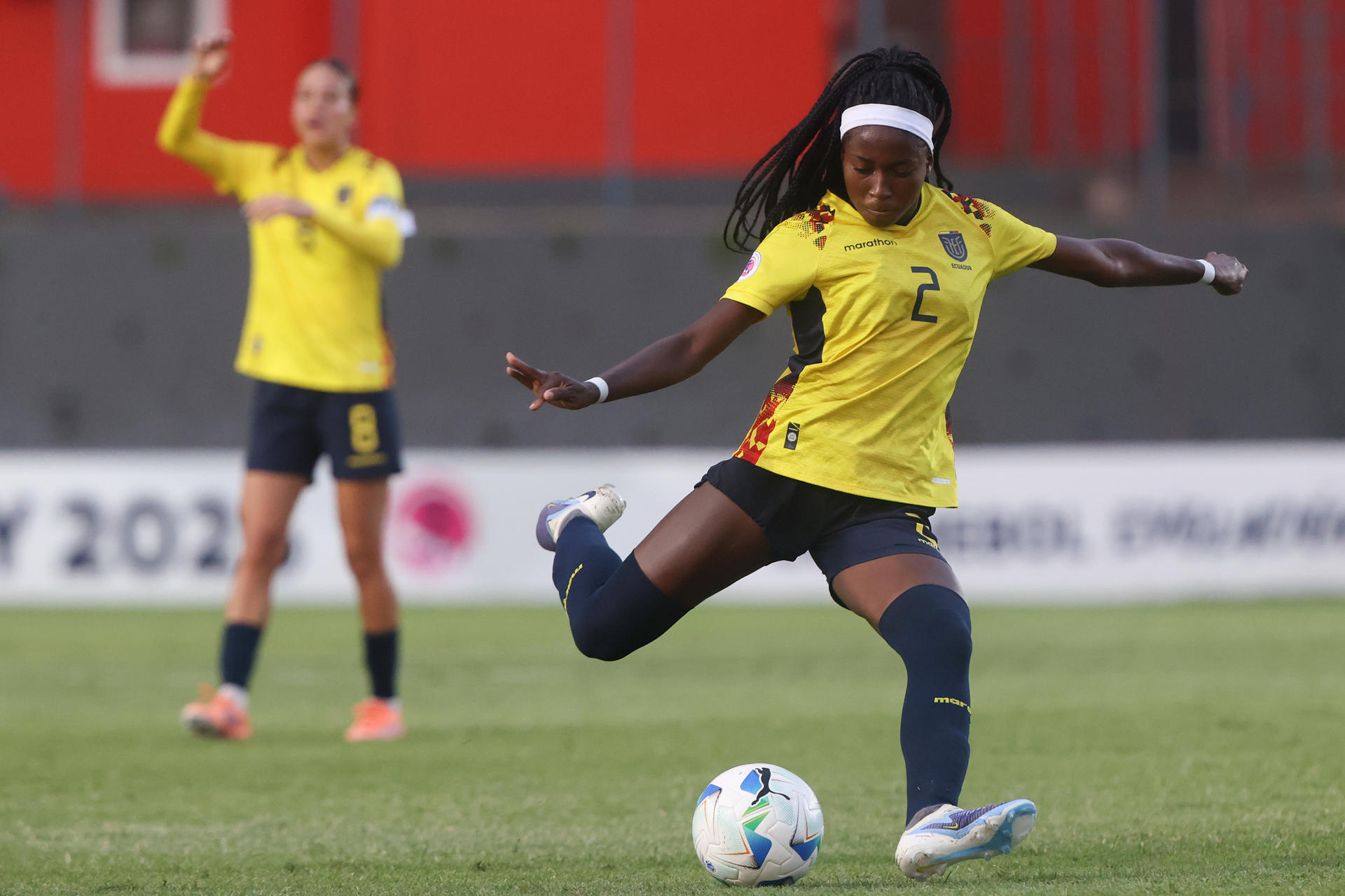 Noemí Camacho (i), de Ecuador, controla un balón este lunes en un partido del Sudamericano Femenino Sub-20 ante Bolivia en el estadio Emiliano Ghezzi, en Asunción (Paraguay). EFE/ Juan Pablo Pino 