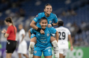 Nicole Pérez (abajo) y Alice Soto (arriba) de Rayadas celebran en un partido en el estadio BBVA, en Monterrey (México). Imagen de archivo. EFE/ Miguel Sierra