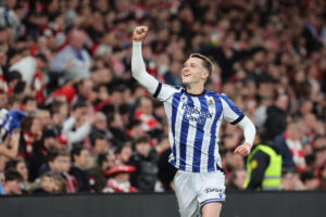 El centrocampista de la Real Sociedad, Beñat Turrientes, celebra el primer gol del equipo donostiarra durante el partido de ida de la semifinales de la Copa del Rey que Athletic Club y Real Sociedad disputaron en el estadio de San Mamés, en Bilbao. EFE/ Luis Tejido