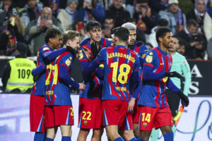 El delantero del Barcelona Lamine Yamal (i) celebra con sus compañeros tras marcar ante el Albacete, durante el partido de cuartos de final de la Copa del Rey que Albacete Balompié y FC Barcelona disputaron en el estadio Carlos Belmonte. EFE/Ismael Herrero
