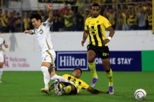 Jack Baptiste (c) y Daniel Aparicio, del Real España, disputan un balón con Heung-Min Son, de Los Ángeles FC, en un partido de la Copa de Campeones de Concacaf entre Real España y Los Ángeles FC en el estadio General Francisco Morazán en San Pedro Sula (Honduras). EFE/José Valle