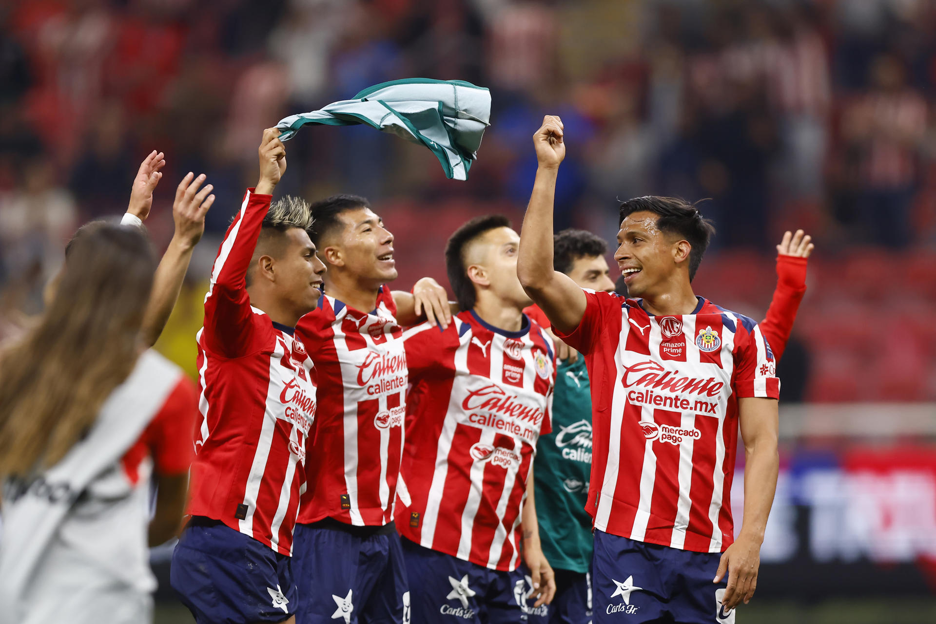 Efecto argentino en Chivas: Milito salda otra deuda pendiente