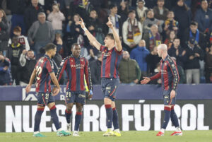 El delantero del Levante Carlos Espí (2d) celebra su segundo gol durante el partido de la jornada 26 de LaLiga de fútbol que Levante UD y Deportivo Alavés disputan este viernes en el estadio Ciutat de Valencia. EFE/Ana Escobar