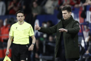 El entrenador italiano del Osasuna, Alessio Lisci, durante el partido de la jornada 25 de LaLiga EA Sports que disputaron el CA Osasuna y el Real Madrid, en el estadio El SADAR de Pamplona. EFE/ Jesús Diges