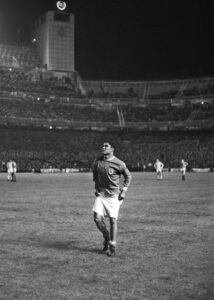 El futbolista portugués Eusebio del Benfica durante el partido de vuelta contra el Real Madrid de cuartos de final de Copa de Europa EN 1965, celebrado en el estadio Santiago Bernabeu. EFE/ap