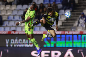 Carlos Adrián Sánchez (d), de Pachuca, disputa el balón con José Luis Rodríguez, de Juárez, durante un partido de la Liga MX entre Pachuca y Juárez en el estadio Hidalgo, en Pachuca (México). EFE /David Martínez Pelcastre