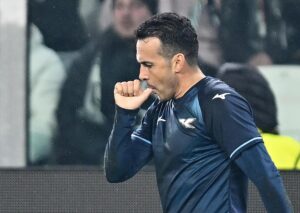 El jugador del Lazio Pedro celebra el 0-1 durante el partido de la Serie A que han jugado Juventus FC y SS Lazio en el Allianz Stadium de Turín, Italia. EFE/EPA/ALESSANDRO DI MARCO