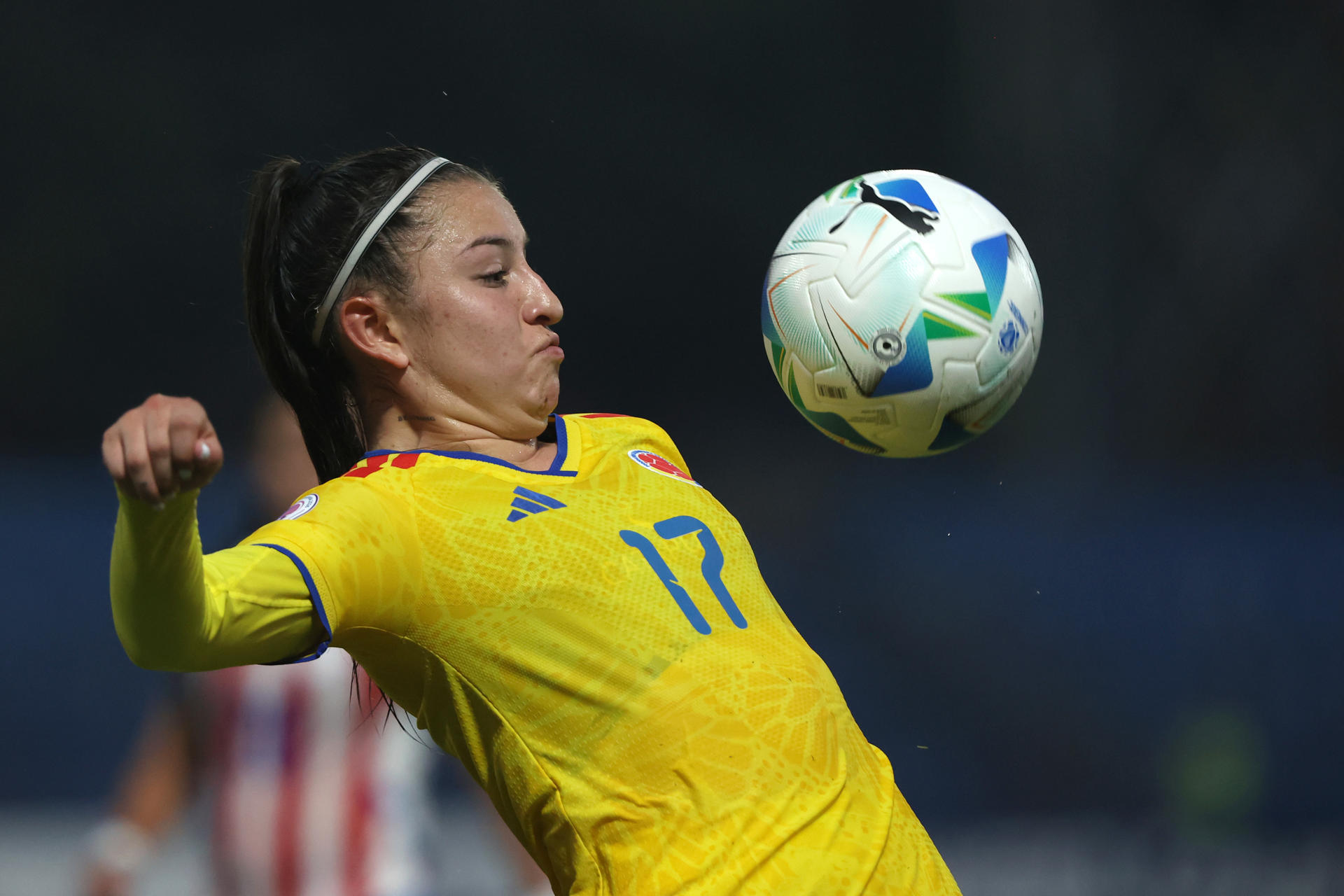Nikol Rojas, de Colombia, controla un balón este jueves en un partido del Sudamericano Femenino Sub-20 ante Paraguay en el estadio Luis Alfonso Giagni en Villa Elisa (Paraguay). EFE/ Juan Pablo Pino