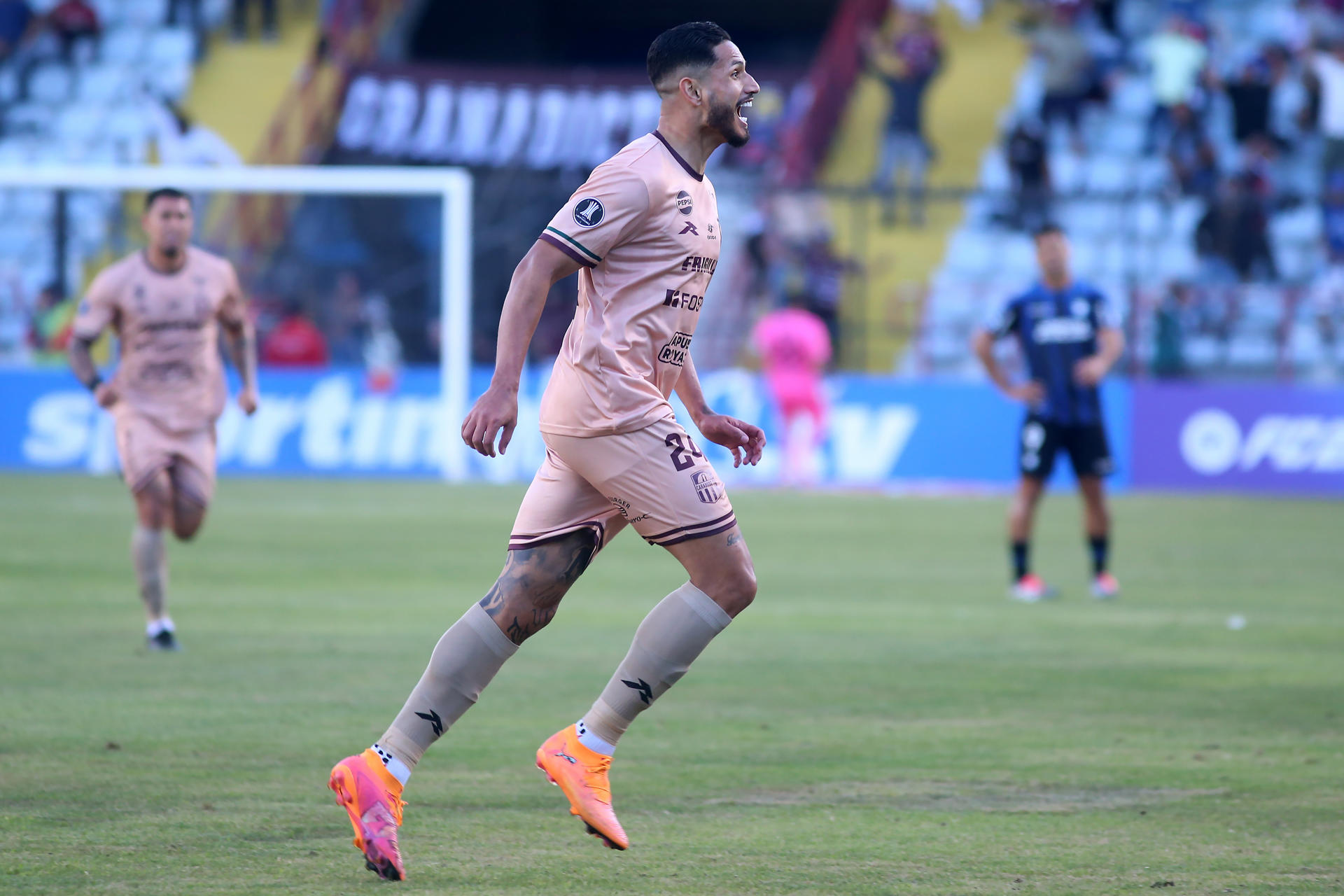 Eric Ramírez, del Carabobo, celebra un gol ante el Huachipato en partido de la Copa Libertadores en Talcahuano (Chile). EFE/Ignacio Vásquez