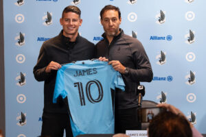 Fotografía difundida por el Minnesota United FC en su cuenta en X @MNUFC del colombiano James Rodríguez (i) posando con el gerente deportivo del equipo Khaled El-Ahmad. EFE/ @MNUFC /SOLO USO EDITORIAL/ SOLO DISPONIBLE PARA ILUSTRAR LA NOTICIA QUE ACOMPAÑA (CRÉDITO OBLIGATORIO)