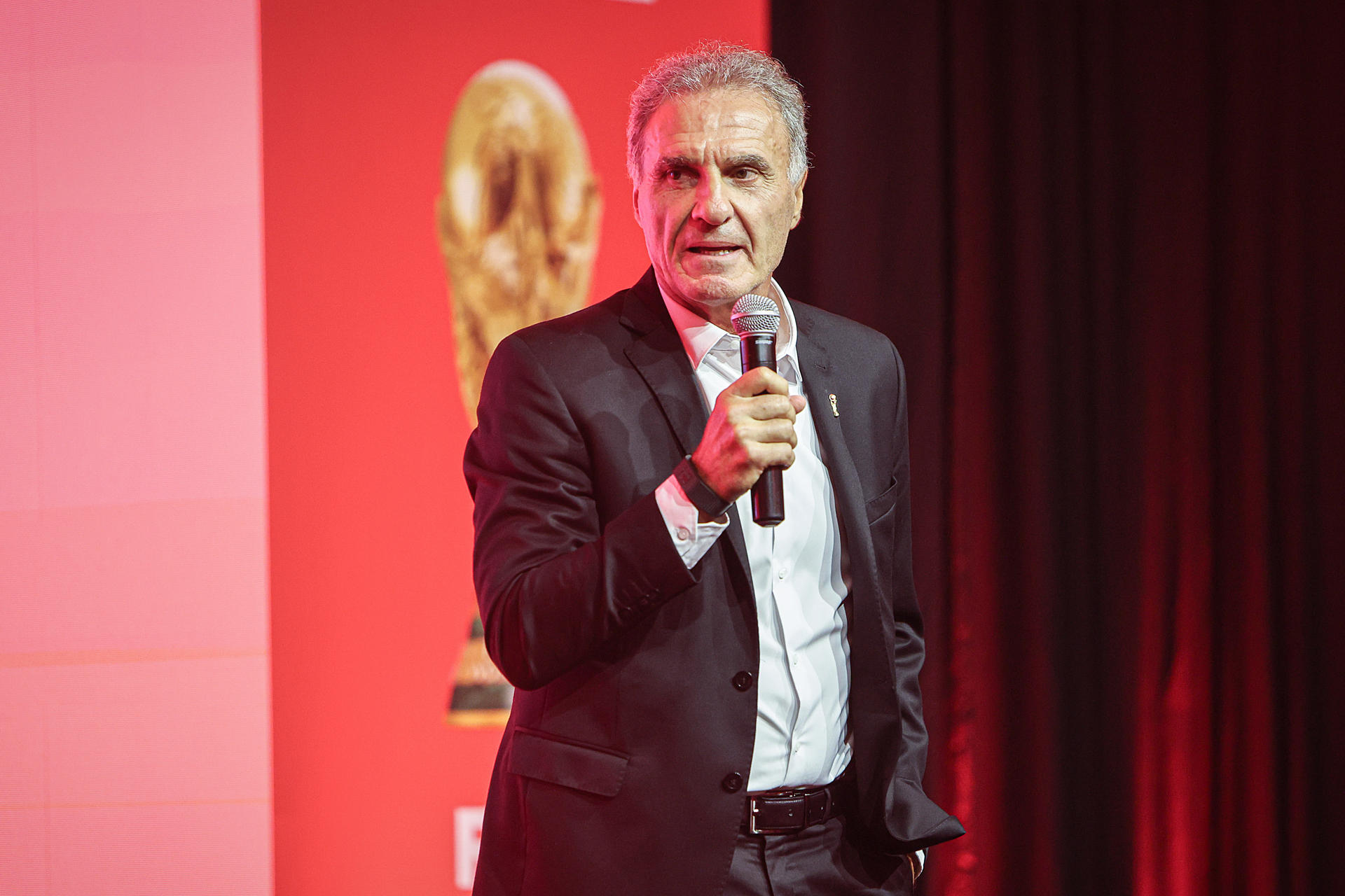 El argentino Oscar Ruggeri, campeón en 1986, habla este domingo en Montevideo durante la gala del tour del trofeo de la Copa del Mundo de la FIFA. EFE/ Gastón Britos