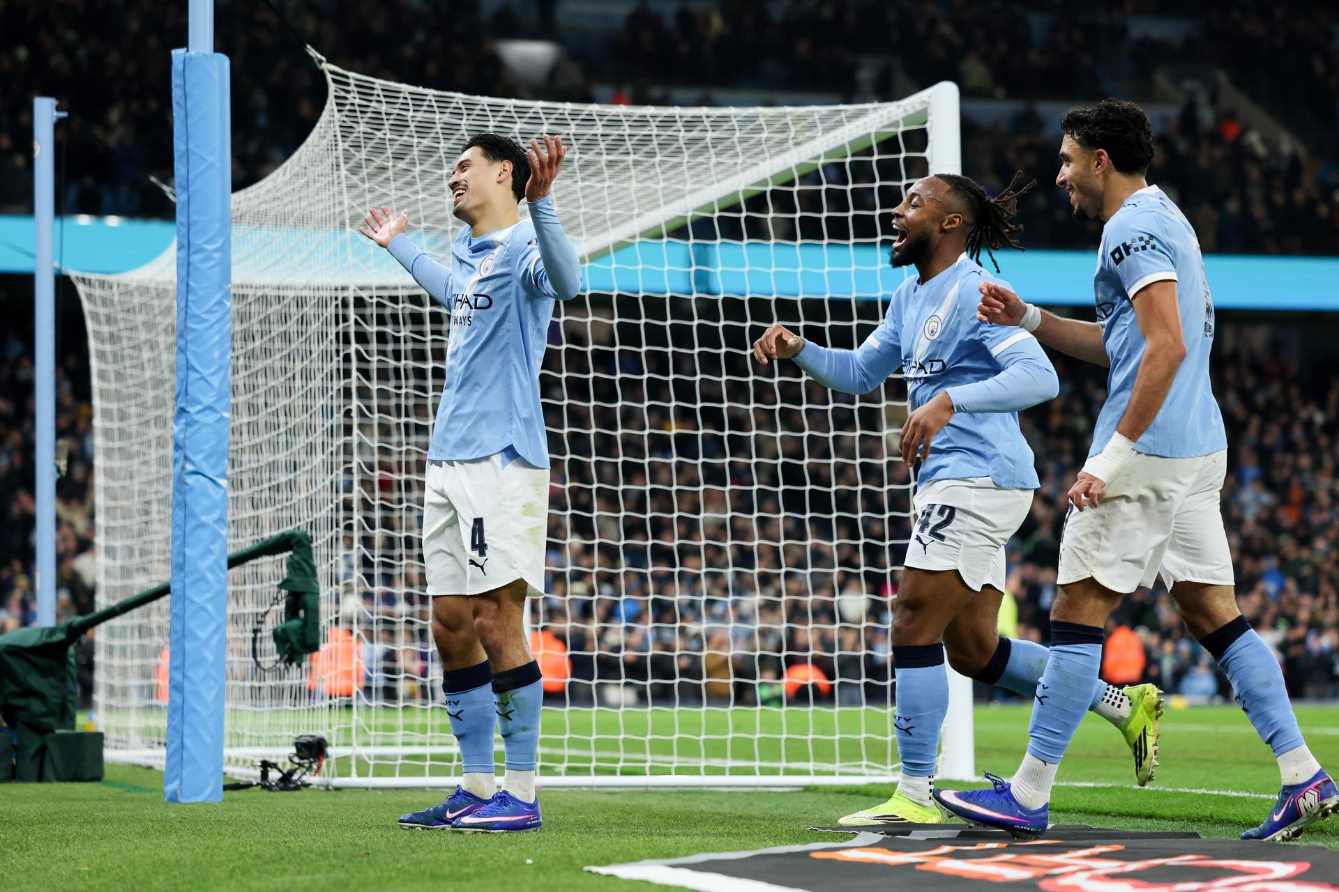 Tijjani Reijnders (izq), del Manchester City, celebra el gol anotado para su equipo en el partido jugado este miércoles contra el Newcastle, correspondiente a la vuelta de semifinales de la Copa de la Liga de Inglaterra, disputado este miércoles en el Etihad Stadium (Mánchester). EFE/ADAM VAUGHAN *Sólo uso editorial* 