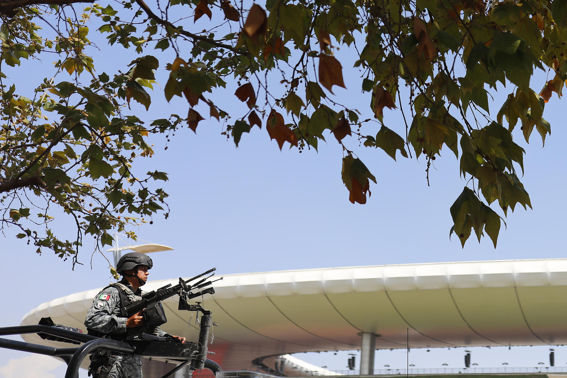Un integrante de la Guardia Nacional custodia en las inmediaciones del Estadio Arkón este sábado, en Guadalajara, Jalisco (México). El trofeo de la Copa Mundial de la FIFA llegó a Guadalajara, una de las 16 ciudades sedes del torneo 2026, para iniciar su gira por México en donde visitará nueve ciudades para estar cerca de la afición mexicana. EFE/ Francisco Guasco 