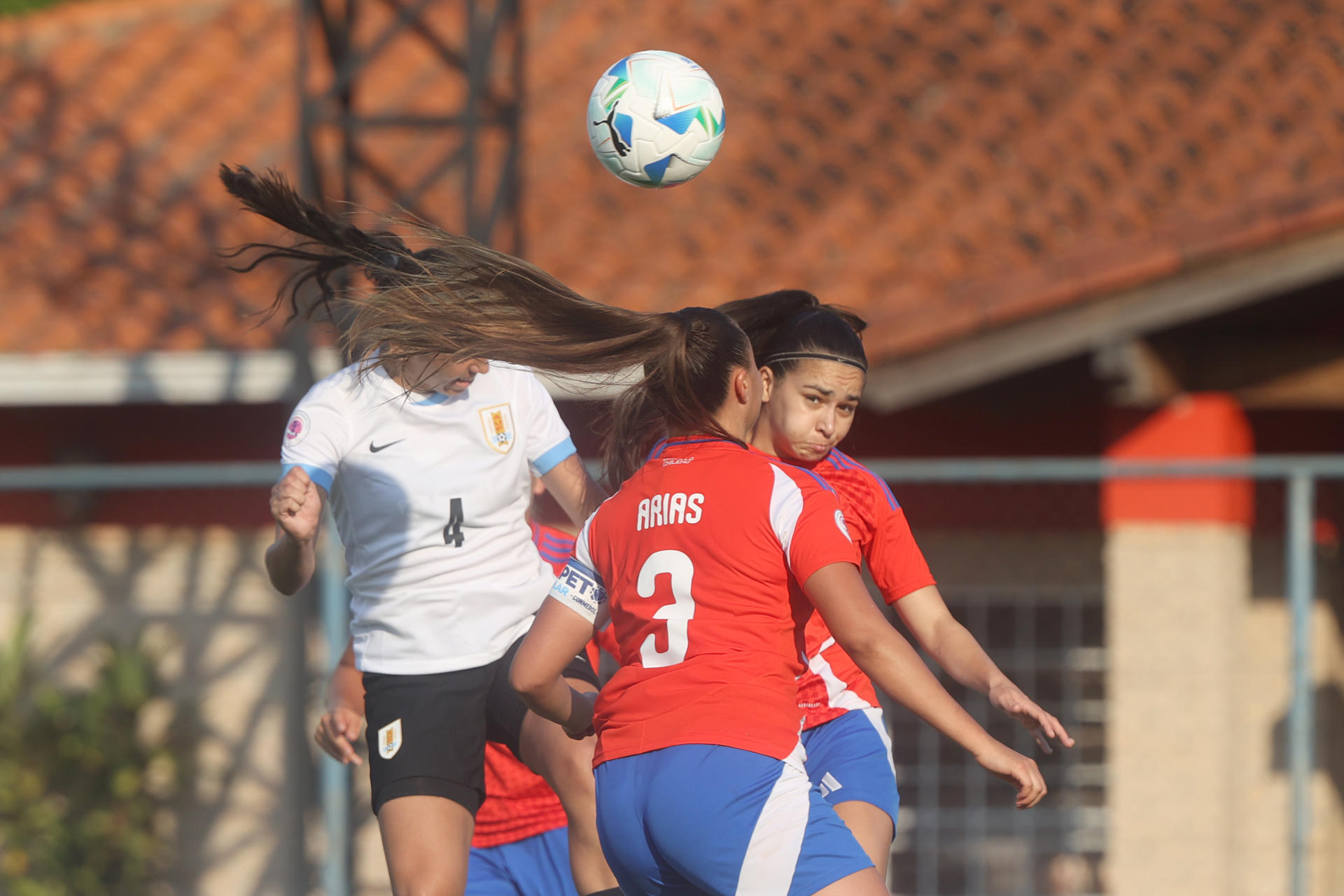 La chilena Catalina Arias (c) disputa el balón con la uruguaya Pierina González (i) este domingo en un partido del Campeonato Sudamericano sub-20 en el estadio Emiliano Ghezzi de Asunción. EFE/ Juan Pablo Pino 