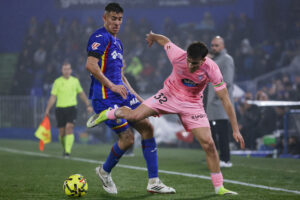Fotografía de archivo en la que el defensa argentino del Getafe Zaid Romero (i) disputa el balón ante el defensa del Celta Javi Rodríguez durante el encuentro correspondiente a la jornada 22 de Laliga EA Sports que disputaron Getafe y Celta en el Coliseum de la localidad madrileña. EFE / Zipi Aragón.