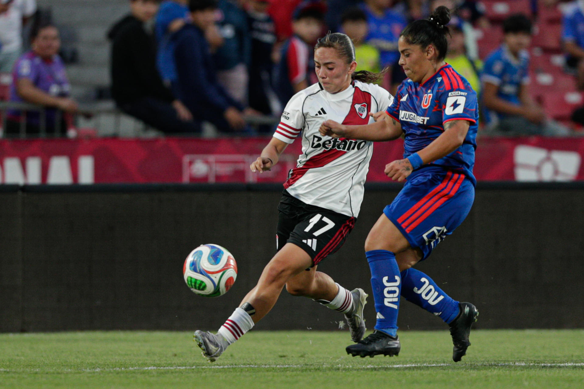 Emma González (d) de Universidad de Chile disputa un balón con Renata Barletta de River Plate durante un partido amistoso de pretemporada jugado este sábado en el Estadio Nacional de Santiago. EFE/ Ailen Díaz 
