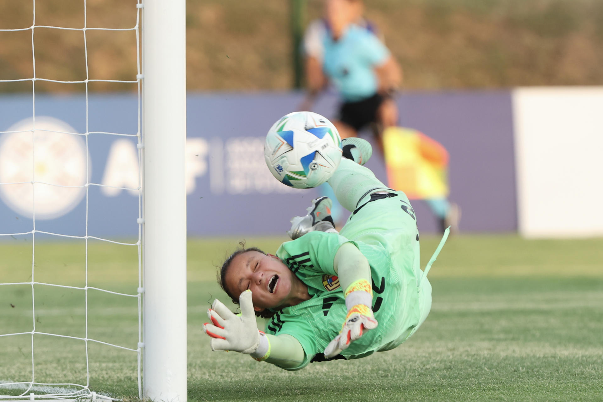 Valeria Rebanales, de Venezuela, recibe un gol en un partido del Sudamericano Femenino Sub-20 entre Venezuela y Paraguay en el Centro de Alto Rendimiento de Fútbol Femenino, en Ypané (Paraguay). EFE/Juan Pablo Pino 