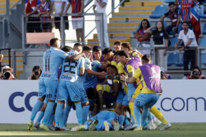 Los jugadores de O'Higgins celebran un gol en un partido de la segunda fase de la Copa Libertadores ante Bahía, en el estadio Codelco El Teniente en Rancagua (Chile). EFE/Elvis González