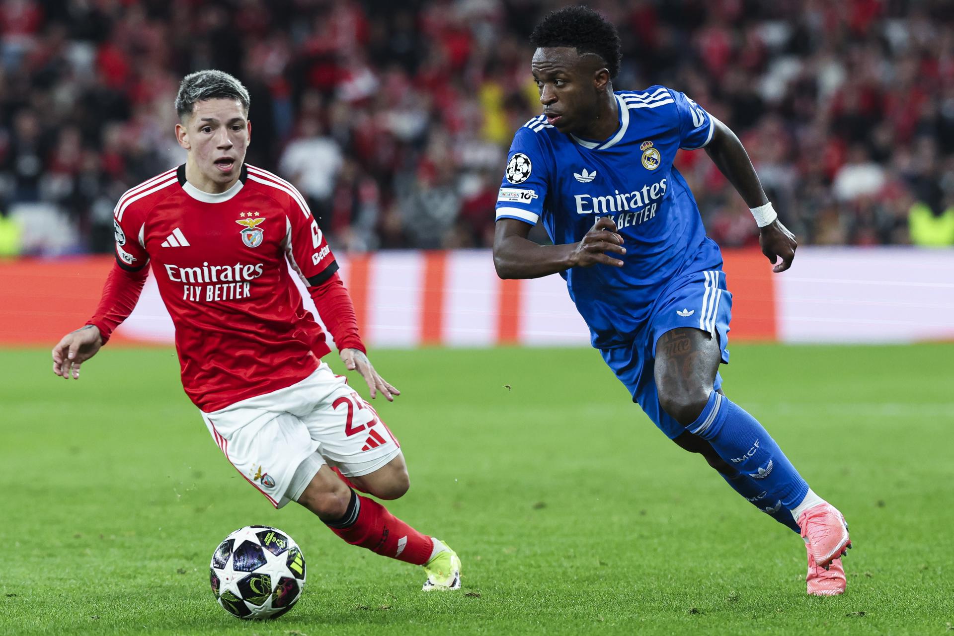 Gianluca Prestianni (i), de Benfica, lucha por el balón con Vinícius Junior, de Real Madrid, durante el partido de la Liga de Campeones de la UEFA entre Benfica y Real Madrid en Lisboa (Portugal). EFE/JOSÉ SENA GOULAO
