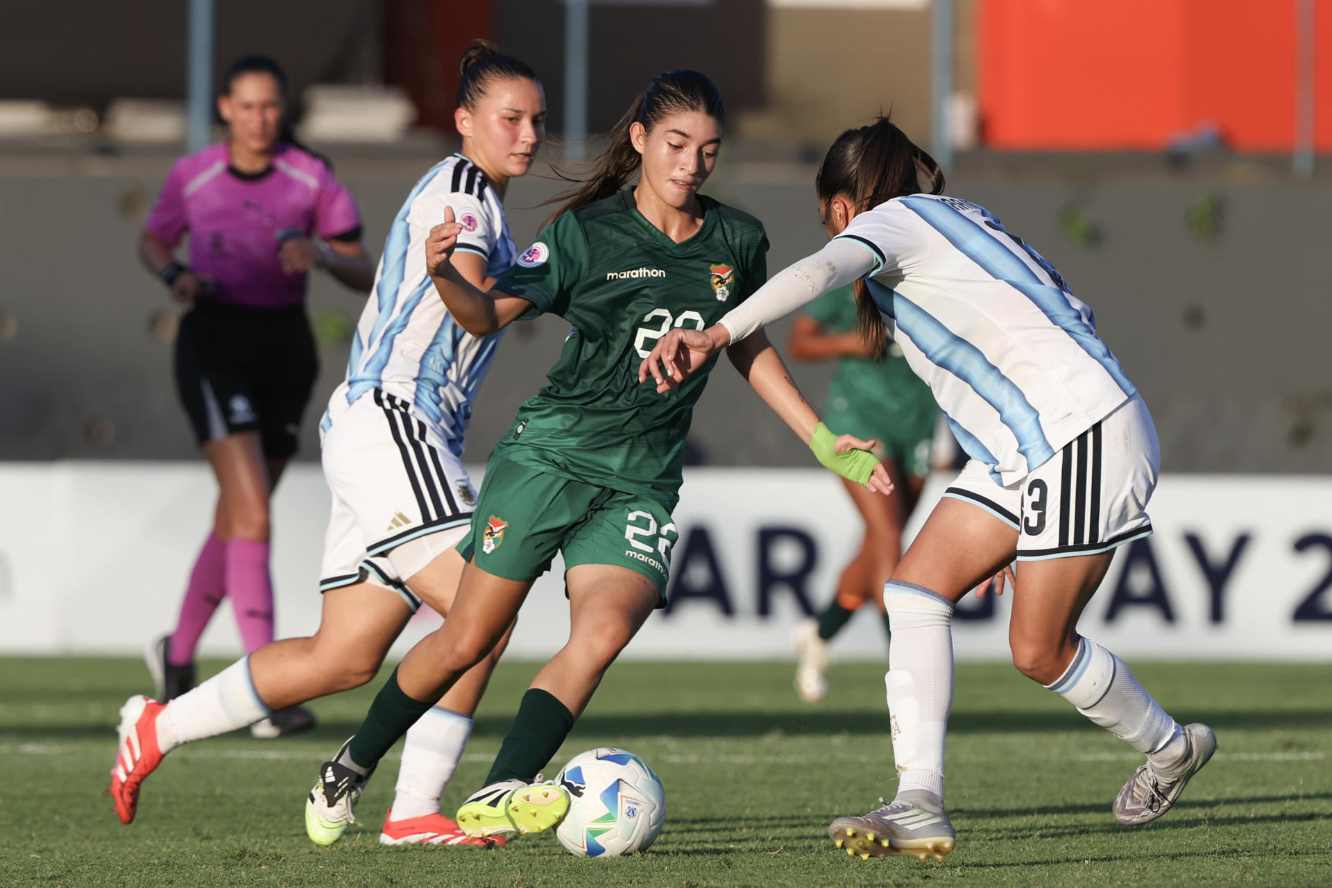 Pilar Sabransky (i) y Carolina Ceniza (d), de Argentina, disputan el balón con Isabel Arroyo (c), de Bolivia, en el Sudamericano Femenino Sub-20 en Asunción (Paraguay). EFE/Juan Pablo Pino 