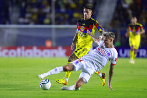 Paul Rodríguez (i) de América disputa el balón con Agustín Mulet de Olimpia este miércoles, en un partido de la Copa de Campeones Concacaf entre América y Olimpia en el estadio Ciudad de los Deportes en Ciudad de México (México). EFE/ Sáshenka Gutiérrez
